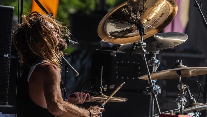 Léky i drogy. Úřad odhalil, co všechno měl zesnulý bubeník Foo Fighters v těle