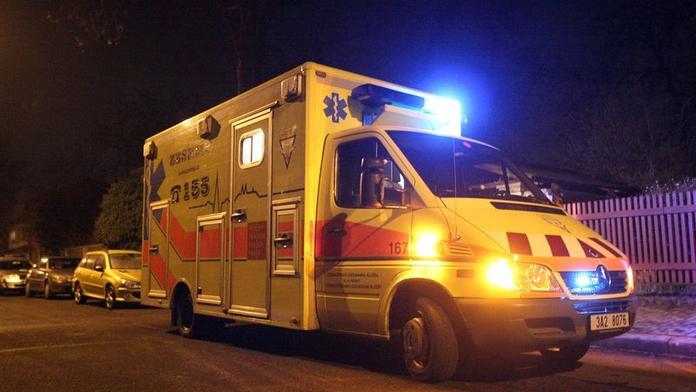 Zdravotníci jeli zachraňovat cizince, ten na ně tasil pistoli