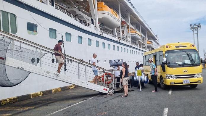 Zaplatili si luxusní dovolenou na moři. Přes 200 turistů se teď nemůže dostat domů