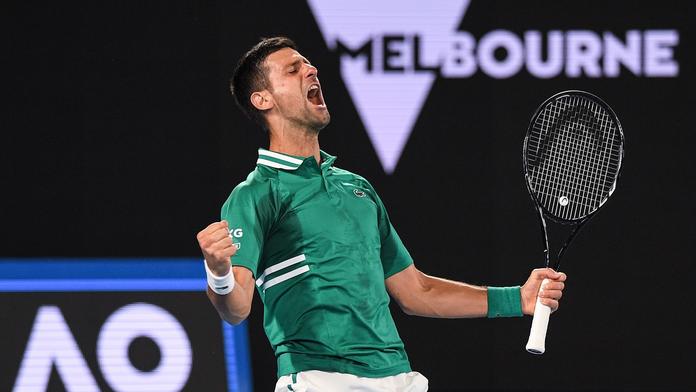 Djokovičovi teklo do bot! Postoupil až po pěti setech, bitvu prožil i Thiem