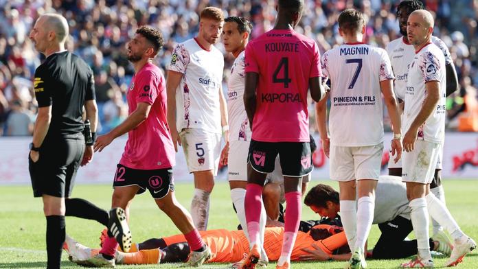Zraněný brankář Clermontu Mory Diaw