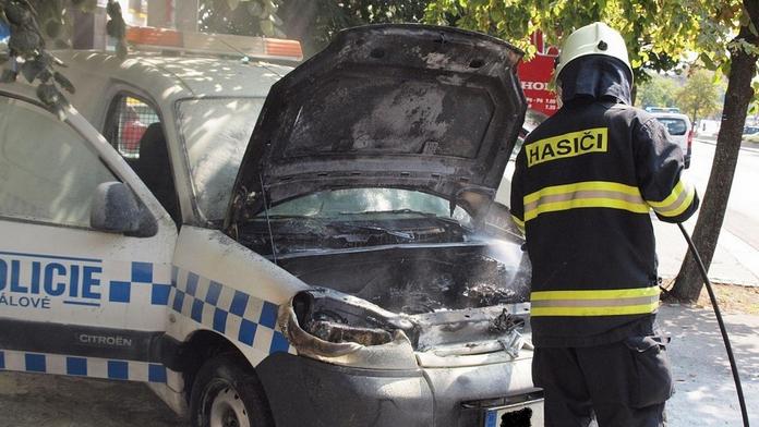 Mužům zákona v centru Hradce Králové shořelo policejní auto