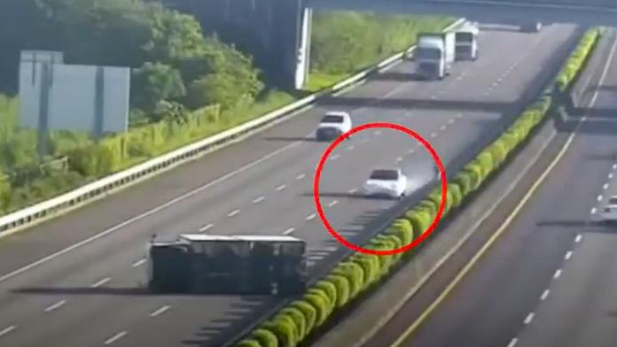 Selhání autopilota? Tesla vletěla přímo do převráceného náklaďáku!