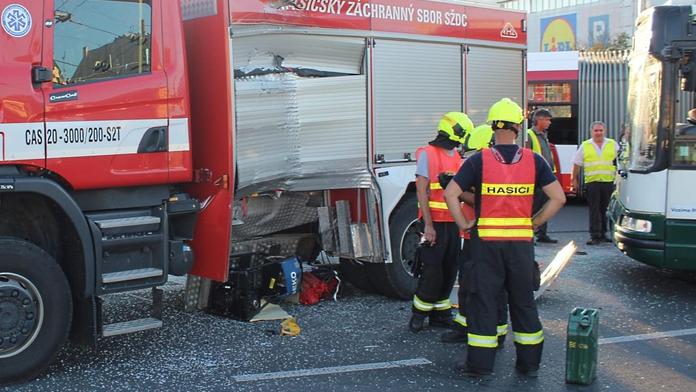 Trolejbus se v Plzni srazil s hasičským autem, řidič je zraněný