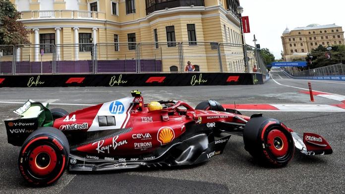 Nepovedený start Hamiltona v Baku. Při tréninku poničil své Ferrari