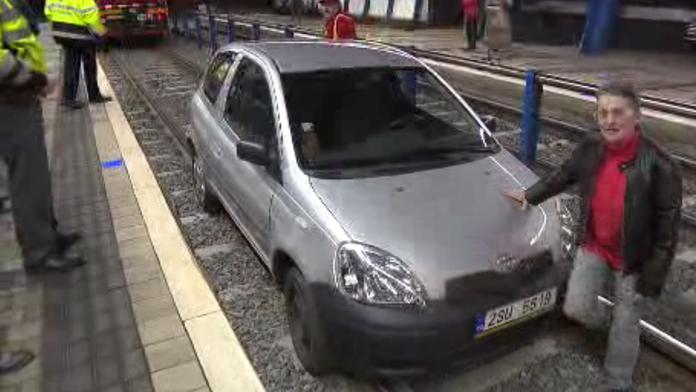 Řidička špatně odbočila. Koleje jí nezastavily, dojela na zastávku