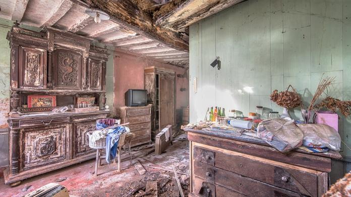 Opuštěná stavba milovníka vlaků. Vše v domě zanechal a zmizel