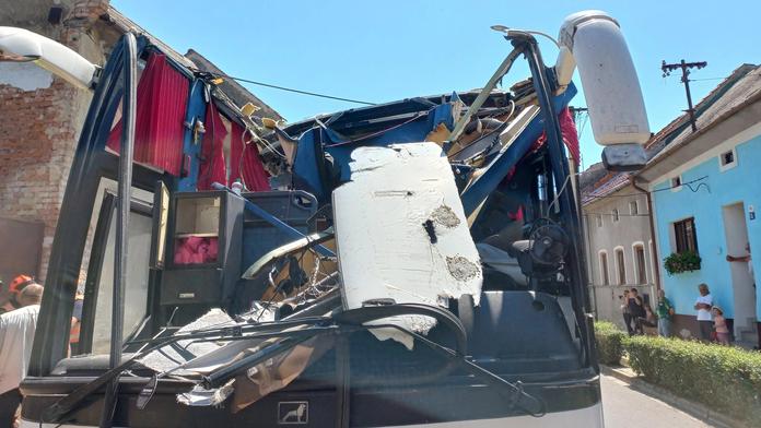 Řidič se nedíval na cestu. Zájezdový autobus z Litvy narazil do mostu
