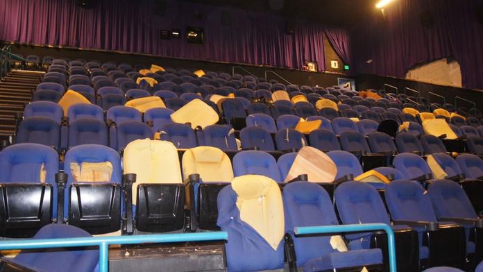 DRSNÉ FOTO: Takto vypadalo kino po masakru šíleného "Jokera"