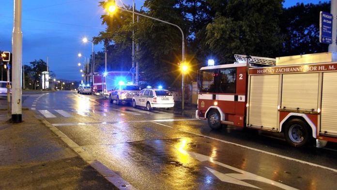Do jámy v zahrádkářské osadě spadl bezdomovec, vytáhli ho hasiči