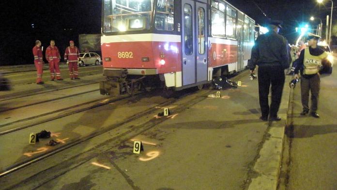 Žena vběhla v Praze pod tramvaj. Zemřela na místě