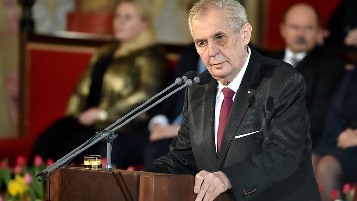 Zemanovi věří čím dál méně lidí! Nejlépe jsou na tom starostové