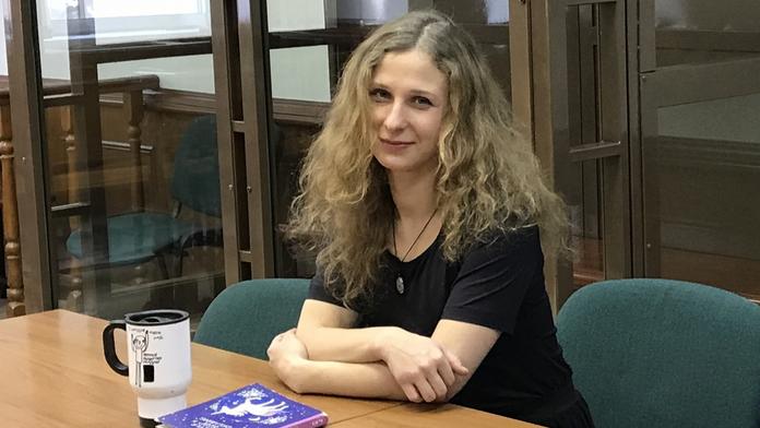 Zakládající členka kapely Pussy Riot utekla z Ruska. Hrozilo jí vězení