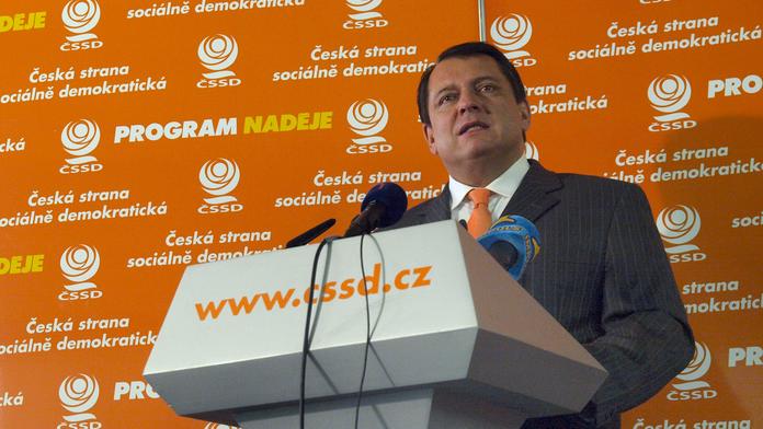 Odpůrci Jiřího Paroubka posílají své fotky do Lidového domu