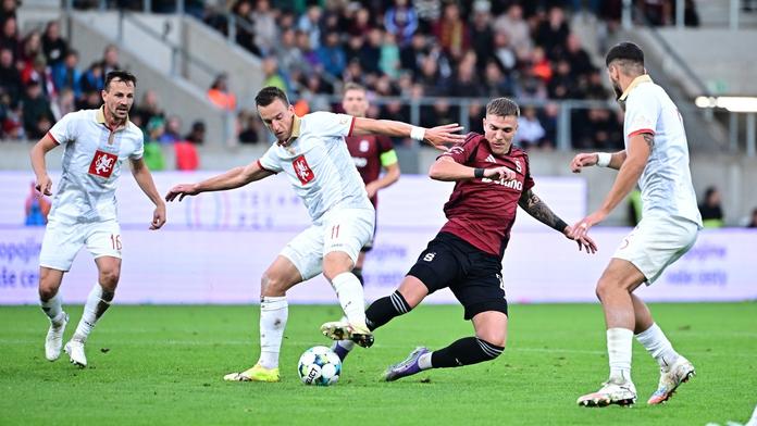 Divoká desetiminutovka a porážka Sparty, fotbalisté Hradce senzačně slaví