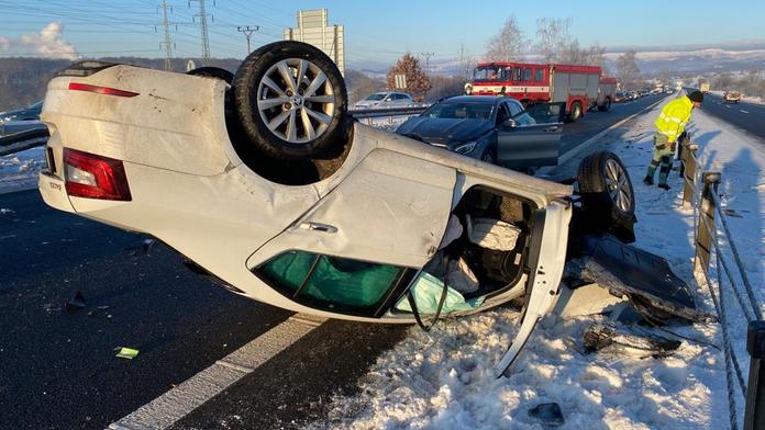 Hromadná nehoda u Teplic blokuje silnici. Několik zraněných u Klecan