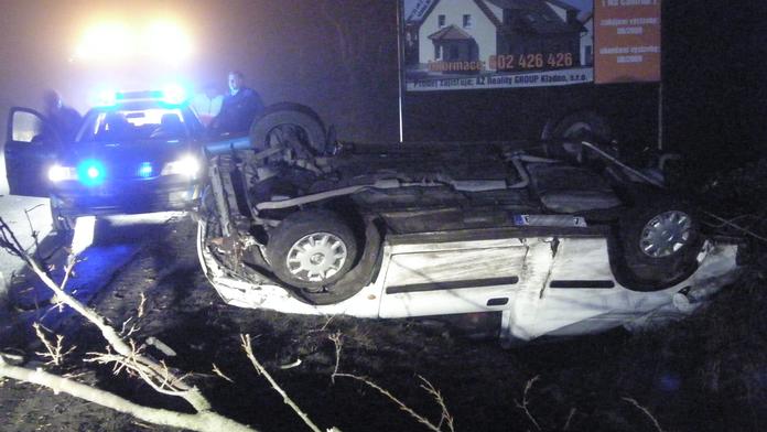 Řidič přerazil autem strom, od zraněného spolujezdce utekl