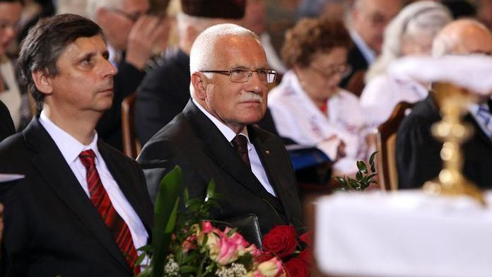 Fischerově vládě věří dvakrát tolik lidí než Topolánkově, polepšil si i prezident