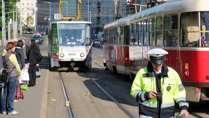 Opilá žena VEŠLA přímo POD JEDOUCÍ TRAMVAJ! ZÁZRAKEM PŘEŽILA!
