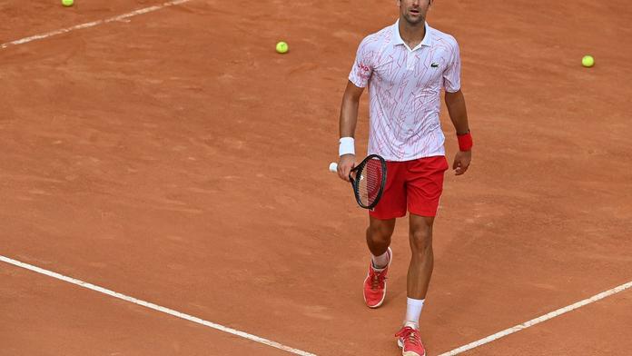 Djokovič opět v ráži! Lítala raketa a praskaly struny, rozhodčí zasáhl