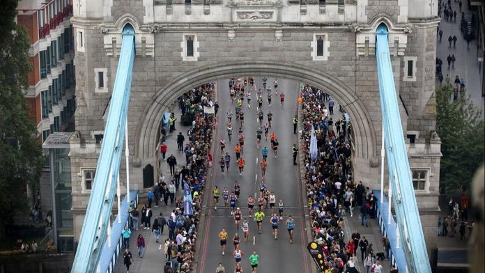 V závěru londýnského maratonu zkolaboval běžec. V nemocnici zemřel
