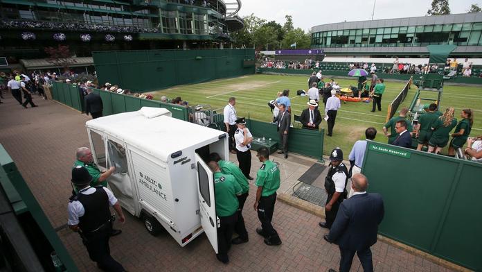 Kolaps ve Wimbledonu! Pro fanynku musela jet záchranka