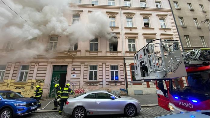 Požár bytu v Praze: Několik lidí museli evakuovat, tři skončili v nemocnici
