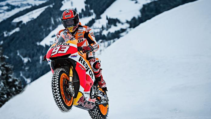 Než vyrazí lyžaři... Slavný Kitzbühel zdolal motocyklista Márquez!