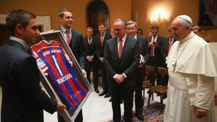 Papež dostal dres s číslem 1, věnoval mu ho Bayern