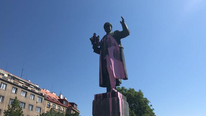 Maršál Koněv opět v růžovém, na sochu se zaměřili vandalové