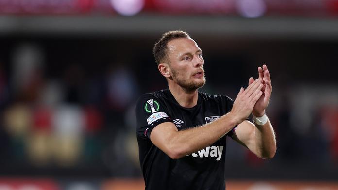 Hammers s Coufalem v základu berou tři body. Slovan Bratislava padl v Arménii