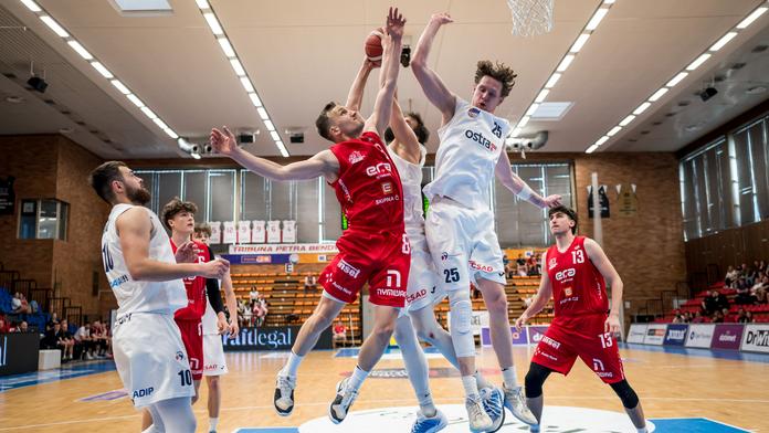 Fanoušci se loučí s basketem v Nymburce. Zveřejnili parte, přijdou v černém
