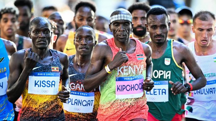 Smutný konec maratonské legendy. Místo zlata jel Kipchoge do cíle taxíkem