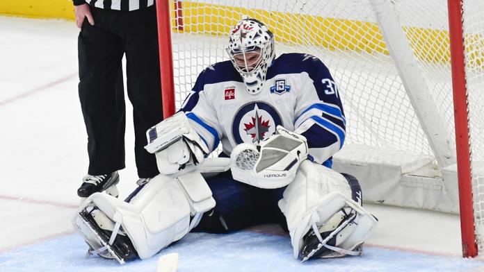 Konec napětí ve Winnipegu. Hellebuyck po žádosti o výměnu míří k Devils