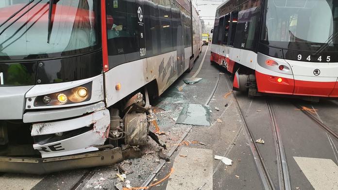 V Praze se srazily tramvaje, zranilo se sedm lidí, z toho šest dětí