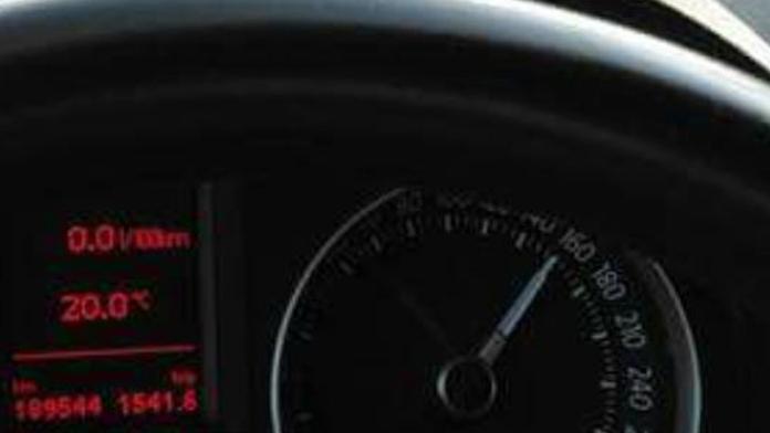 Chce se zabít?! Nechal se v autě na laně táhnout rychlostí 160 km/h