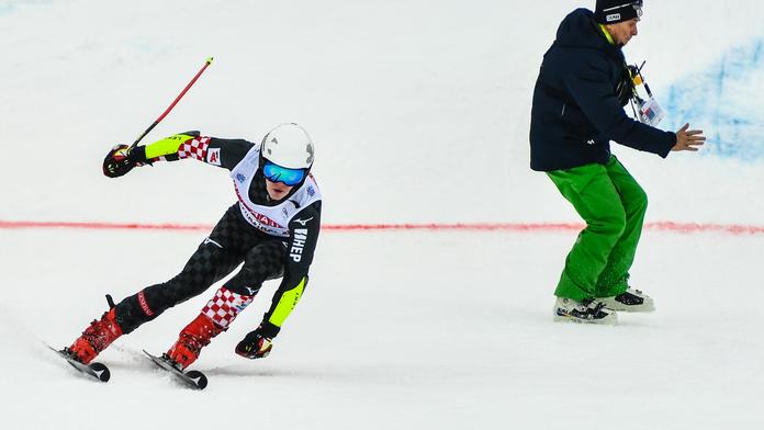 To bylo o fous! Chorvatský lyžař v cíli málem trefil pořadatele