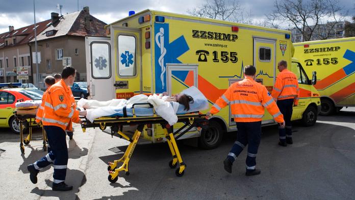Auto srazilo muže, na nebezpečné místo lidé upozorňovali už dříve