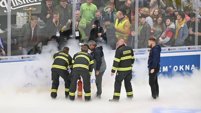 Hokejisté kvůli díře v ledu nehráli 40 minut. Prioritou bylo zdraví, říká Hnilička