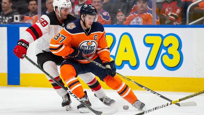 McDavid pokořil stobodovou hranici, Jersey utnuli černou sérii