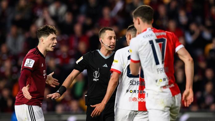 Mladý sudí přepisuje historii. Opět dostane možnost pískat pražské derby