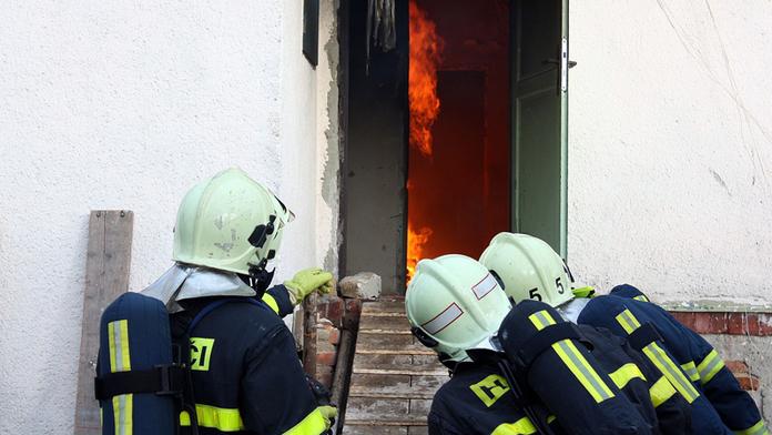 Důchodce (†80) nestihl utéct z hořícího domu. Uhořel