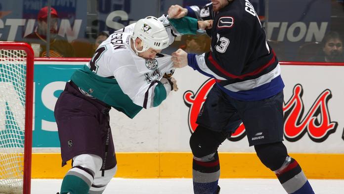 Bývalý rváč chce po NHL za své bitky odškodnění v miliónech!
