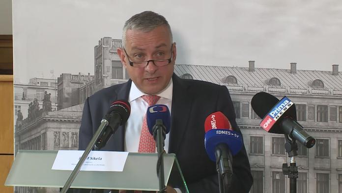 Síkela se obává sociálních nepokojů. Chce proto zvýšit pomoc domácnostem