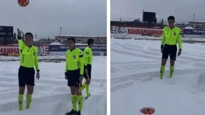 Bizár v turecké lize: Málem se hrálo ve 40 cm sněhu, sudí to museli kontrolovat