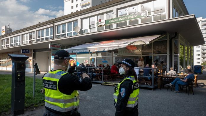 Konec hodných policistů. Místo domlouvání kvůli rouškám rovnou pokuty