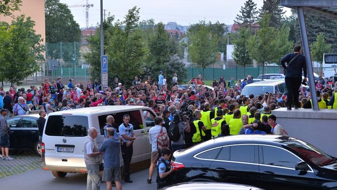 Naštvaní fanoušci Plzně: Dobývali se za hráči, uklidňoval je Vrba!