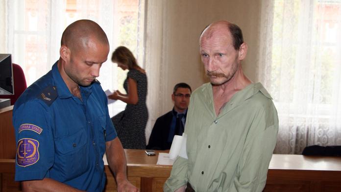 Vypil 10 litrů vína a skoro ubil bratra sekerou. Odsedí si 10 let