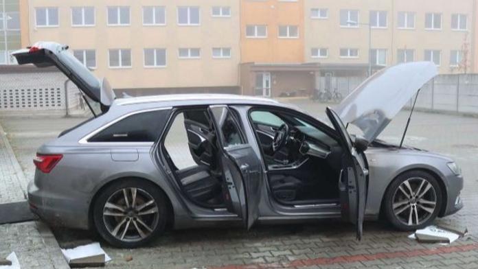 Zákaz řízení a kradené auto. Muž se pokusil zahladit stopy neuvěřitelným způsobem