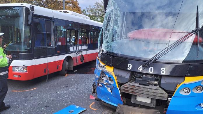 Nehoda v centru Prahy: Tramvaj po srážce s autobusem vykolejila
